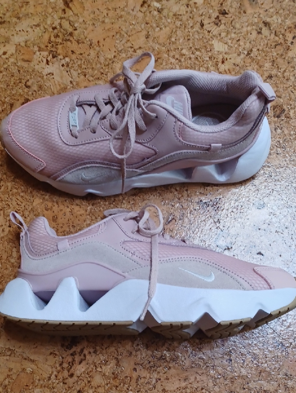 Nike Women's Ryz 365 2 Pink/Tan/White Athletic Shoes Size 9 NWOB - Picture 2 of 8